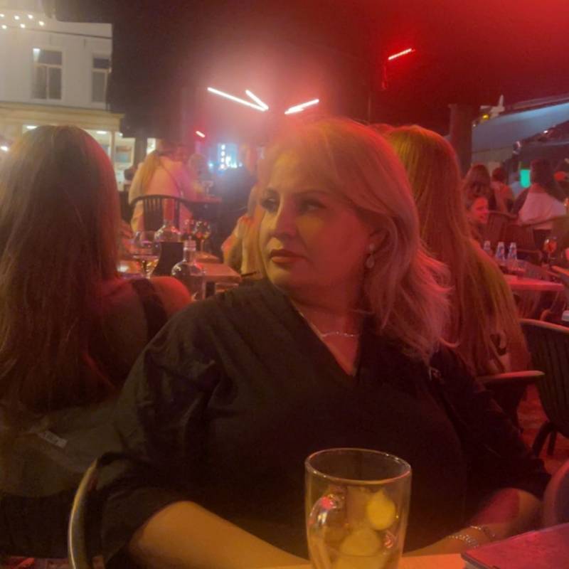 SARAH, 52, sa