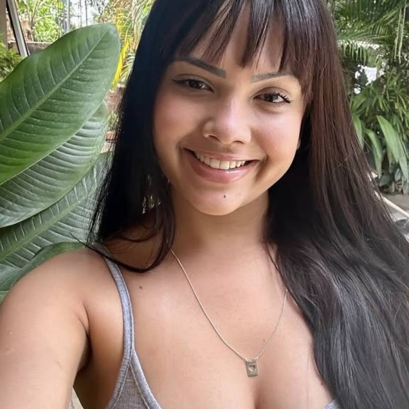 Mia, 32, Canada