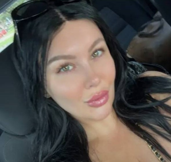 Meli Rowland, 36, Uk