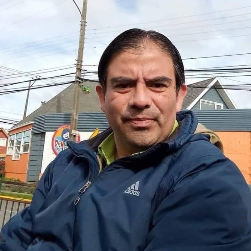 Carlos, 38